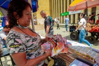 Venta de loterías en Medellín. FOTO: CAMILO SUÁREZ