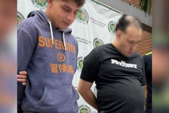 Un hombre de 22 (izq.) y otro de 35 años (der.) fueron capturados tras el allanamiento. FOTO: CORTESÍA SECRETARÍA DE SEGURIDAD DE MEDELLÍN