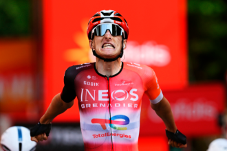 Ben Turner celebrando la victoria. /FOTO: X @INEOSGrenadiers