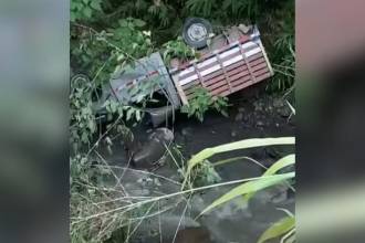 Así quedó el carro en el que se movilizaba el periodista. /FOTO: CAPTURA DE VIDEO CONEXIÓN SUR