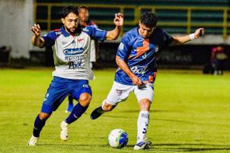 Jeison Medina (izq.) le había dado el empate parcial al Medallo, pero no fue suficiente para evitar la derrota en Boyacá, donde no ingresan hinchas ni locales ni visitantes por decisión de las autoridades locales. FOTO: MCGIVER BARÓN / COLPRENSA
