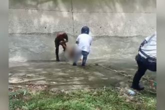 Momento en que la comunidad intentaba ayudar a la mujer. /FOTO: REDES SOCIALES