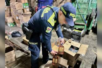 Durante el operativo incautaron botellas de whisky y de tequila. FOTO: POLICÍA METROPOLITANA