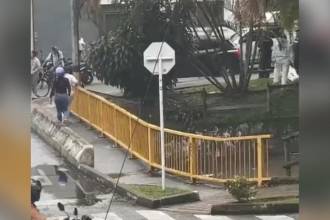 Momento en que se realizaba el levantamiento del cuerpo. FOTO: CAPTURA DE VIDEO CORTESÍA DENUNCIAS ANTIOQUIA