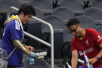 Hasta los niños participaron de la limpieza. FOTO: CAPTURA DE VIDEO X @FIFAcom