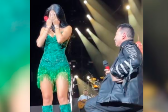 Este es el momento en el que Jhonny Rivera se arrodilla frente a su novia Jenny López. /FOTO: CAPTURA VIDEO LA RED