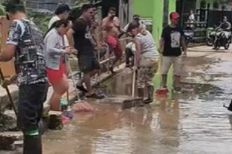 Horas después de las inundaciones, la comunidad ayudó con las labores de limpieza. FOTO: TOMADO DE FACEBOOK ALCALDÍA DE CARACOLÍ