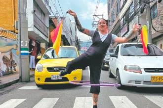 Andrea muestra su talento en algunos semáforos de Bello, que se demoran en cambiar y tienen buen tráfico de vehículos. FOTOS: JAIDER ESCOBAR