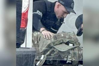 Así quedó captado en cámara el momento en que compañeros atienden a uno de los uniformados víctima del ataque. FOTO: TOMADA DE X @ZURITACARPIO