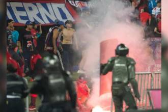 Momentos de los disturbios en el Estadio Atanasio Girardot. FOTO: CAMILO SUÁREZ