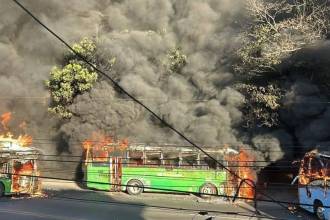 Incendio vehículos en México tras conocerse la muerte del jefe de cártel Jalisco Nueva Generación. FOTO: REDES SOCIALES