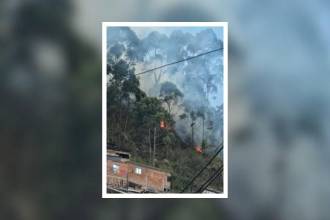 Un incendio fue provocado, según el alcalde, por manos criminales en los desalojos en Manrique. FOTO: CORTESÍA - H13 NOTICIAS