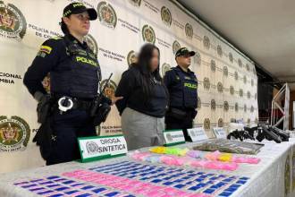 La mujer que fue capturada por los uniformados de la Policía durante el operativo. FOTO: POLICÍA METROPOLITANA