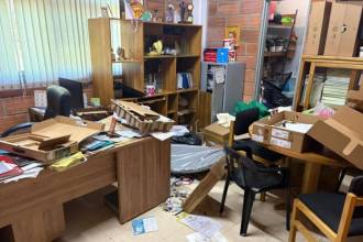 Los ladrones se metieron hasta la oficina de la rectora y la dejaron patas arriba en la institución educativa Romeral. FOTO: CORTESÍA