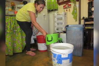 ¡A llenar los baldes! Durante 5 días estarán sin servicio de acueducto más de un millón de personas en el norte del área metropolitana. / FOTO: ARCHIVO