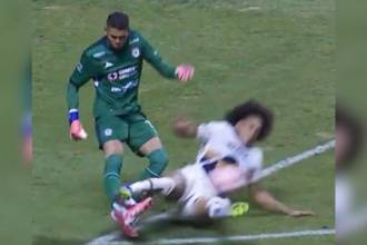 Kevin Mier salió lesionado en el partido frente a Pumas Unam. /FOTO: CAPTURA DE VIDEO