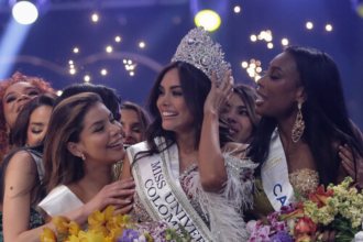 Vanessa Pulgarín (centro) fue elegida como Miss Universe Colombia. / FOTO: COLPRENSA