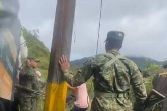 Un camión que se salió de la carretera terminó siendo saqueado por cerca de 50 personas. FOTO: CAPTURA DE PANTALLA VIDEO NP NOTICIAS
