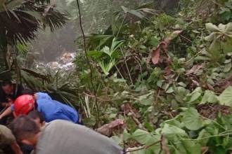 Un camión de carga pesada terminó rodando por un abismo de casi 200 metros en San Luis. / FOTO: MI ORIENTE