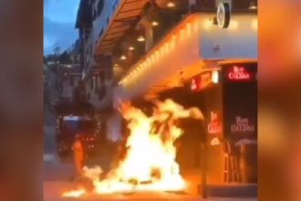 Mujer incendió una moto en plena vía pública de San Roque. /FOTO: CAPTURA DE VIDEO DENUNCIAS ANTIOQUIA