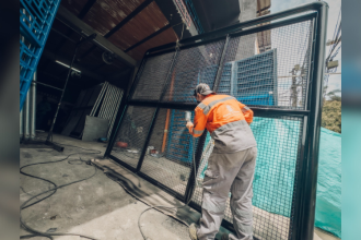 Fabricación de mallas protectores en Medellín./FOTO: ALCALDÍA DE MEDELLÍN