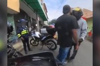Altercado entre motociclistas con presencia de agentes de tránsito, en Bello (Antioquia). FOTO: CAPTURA DE VIDEO TOMADA DE X @RUIDIAZ_DDHH