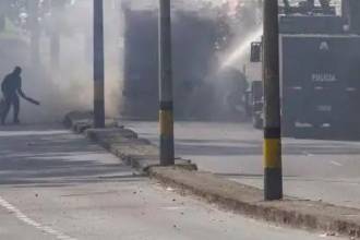 Evacúan la Universidad de Antioquia por disturbios y encapuchados. / FOTO: EL COLOMBIANO