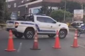 Tras el tiroteo, la avenida Regional fue cerrada desde Viva Envigado, lo que generó un trancón que se extendió casi hasta la variante a Caldas. FOTO: CAPTURA DE VIDEO PRENSA PAISA