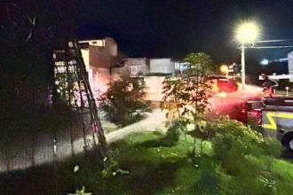 El hecho quedó grabado en cámaras de seguridad y muestra al hombre acercándose al alumbrado, primero orinándolo y luego prendiéndole fuego. IMAGEN: CAPTURA DE PANTALLA - VIDEO CORTESÍA.