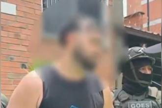 Este es el momento en que miembros de la Policía Nacional capturaron al estadounidense en una acera de la comuna Laureles - Estadio. FOTO: TOMA DE VIDEO - POLICÍA NACIONAL