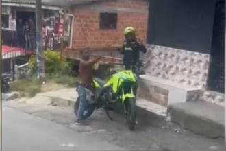 Momento en que el hombre amenazaba a los policías con cuchillo. /FOTO: CAPTURA DE VIDEO