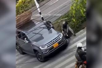 Momento en que la camioneta se llevó por delante la moto de los fleteros. /FOTO: CAPTURA DE VIDEO - DENUNCIAS ANTIOQUIA