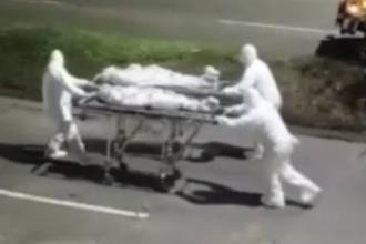 Levantamiento de los cuerpos de habitantes de calle. FOTO: CAPTURA DE VIDEO CORTESÍA