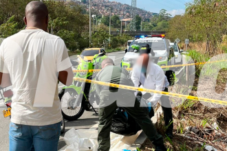 El levantamiento del cuerpo fue realizado por agentes de la Sijín de la Policía. /FOTO: ANDRÉS FELIPE OSORIO GARCÍA