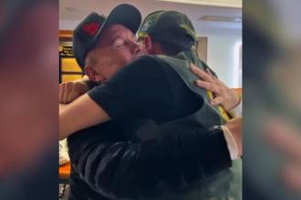 Reencuentro de Giovanny Ayala con su hijo Miguel. FOTO: @POLICIADECOLOMBIA