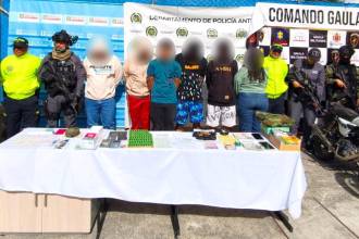 Las capturas se hicieron tras seis diligencias de allanamiento y registro en San Rafael, Guatapé y Medellín. En los lugares encontraron teléfonos, dinero en efectivo y drogas. FOTO: POLICÍA ANTIOQUIA