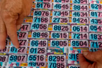 Venta de loterías en Medellín. FOTO: MANUEL SALDARRIAGA