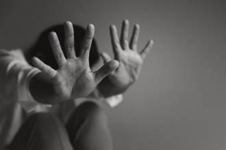 Habría dormido a una mujer trans para abusar de ella y la encerró por 6 días