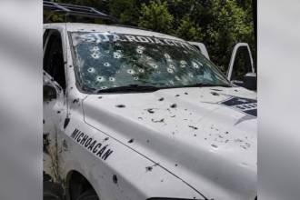 Así quedó la camioneta en la que iban los miembros de la fuerza pública. FOTO: TOMADA DE X @TIPITAPAS