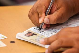 Los certificados electorales son entregados en el punto de votación. FOTO: CARLOS VELÁSQUEZ