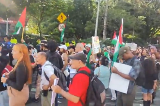 Manifestantes en la avenida El Poblado contra la guerra en Medio Oriente. /FOTO: CAPTURA DE VIDEO CARACOL RADIO.