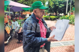 Jorge Antonio anda con la historia clínica de su hija para ver si así logra que le den los medicamentos. / FOTO: LAURA ROSA JIMÉNEZ V