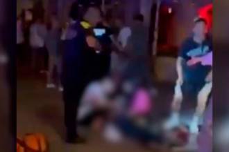 Amigos abrazan al colombiano ya fallecido. /FOTO: TOMADA DE EL TIEMPO