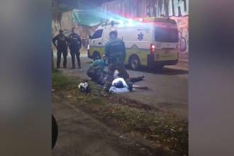 El motociclista fue atendido en el lugar, pero falleció por la gravedad de las heridas. FOTO: CORTESÍA DENUNCIAS ANTIOQUIA