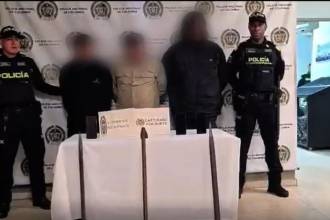 Capturados por intento de hurto a estación de servicio en Envigado. FOTO: CORTESÍA POLICÍA METROPOLITANA