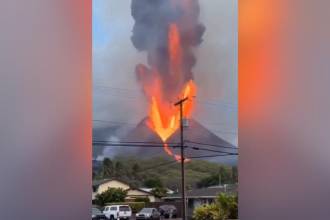 Momento de la erupción desde la distancia. FOTO: CAPTURA DE VIDEO X @CESARALO