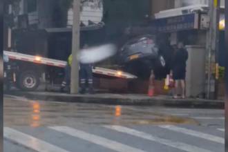 Carro particular terminó estrellado contra un local comercial. FOTO: DENUNCIAS ANTIOQUIA