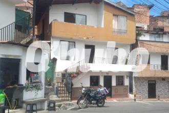 En esta casa del barrio Popular 1 fue donde ocurrieron los hechos en la madrugada de este lunes. FOTO: GUILLERMO OSPINA MUÑOZ