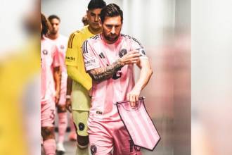 Lionel Messi alista su uniforme, el banderín y la cinta de capitán para la visita de su equipo Inter de Miami a Nacional en el Atanasio. FOTO: INTER DE MIAMI