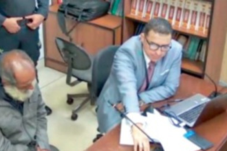 William de Jesús Cadavid (Izq.) durante las audiencias preliminares junto con su abogado. /FOTO: CORTESÍA